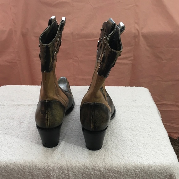 Elegant Black and Tan Heeled Boots - Picture 4 of 4